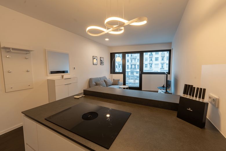 Luxuriöses Apartment an der Spree mit großer Sonnen-Dachterrasse – Wohnzimmer und Küche