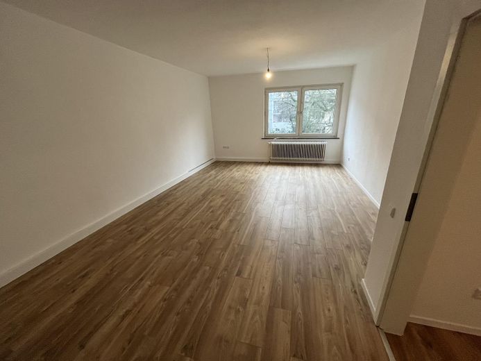 renovierte 3-Zimmer-Wohnung mit Balkon und bester Verkehrsanbindung – Musterfoto Wohnzimmer