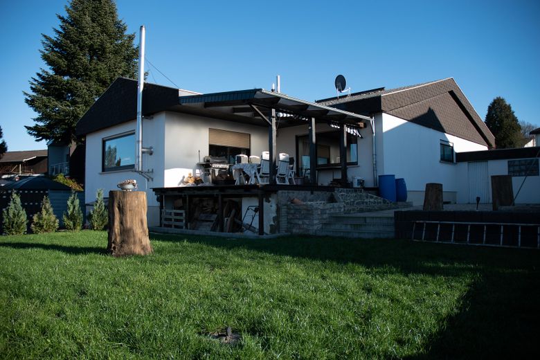 Exklusiver freistehender Bungalow mit Einliegerwohnung, Fernblick, Doppelgarage & großem Garten – Foto 20