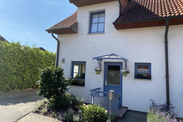 झील के किनारे शांत आवास: 17111 Sommersdorf में बगीचे वाला सुंदर पंक्ति-घर