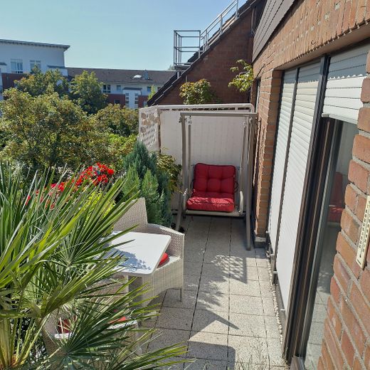 Traumhaftes Wohnen am Rhein: Großzügige Maisonette in Top-Lage von Neuss-Grimlinghausen – Balkon