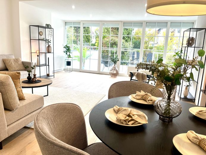 Wohnzimmer mit Gartenblick