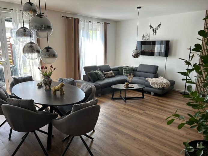 Biederitz'de bahçeli, ısı pompalı ve iki araç park yerli yeni değerinde ikiz ev – Wohnzimmer