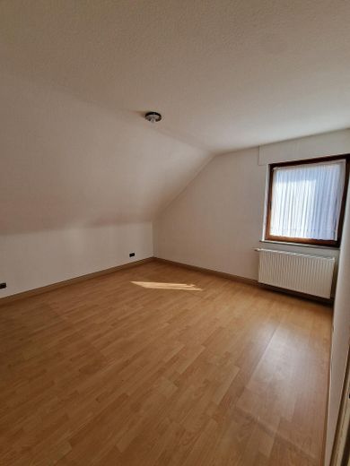 Geräumige Doppelhaushälfte mit großem Garten in ruhiger Lage von Düren-Merken – ab dem 01.11.2026 – 1 . OG Zimmer 1