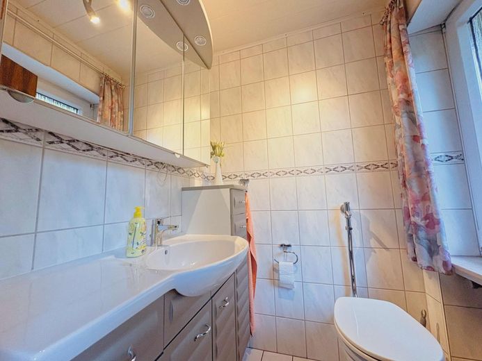 CITYHOUSE: Großzügiges Zweifamilienhaus mit Ausbaupotenzial, Garten &amp; 3 Garagen – Gäste WC