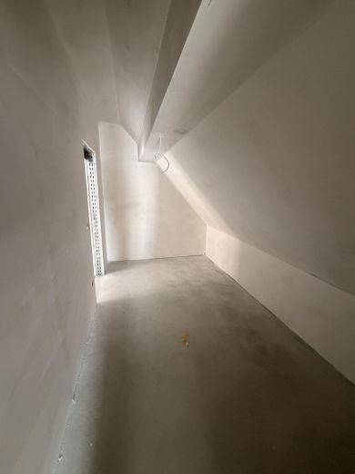 Ático diáfano con estilo loft tras reforma integral: 2 habitaciones + vestidor y balcón – Ankleide_Rohbau