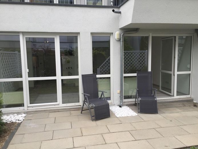 2,5 Zi.-Terrassenwohnung m. Garten (incl. Küche) + feste Tiefgarage in Forchheim/Nähe Bhf. – Terrasse