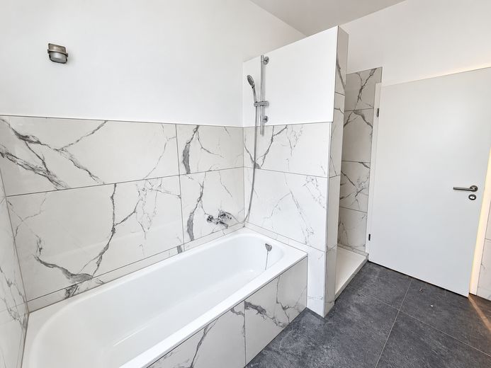 Nach WEG aufgeteiltes MFH, 4 Wohneinheiten, 2 vermietet, 1 frisch renoviert – EG - Dusche/Bad