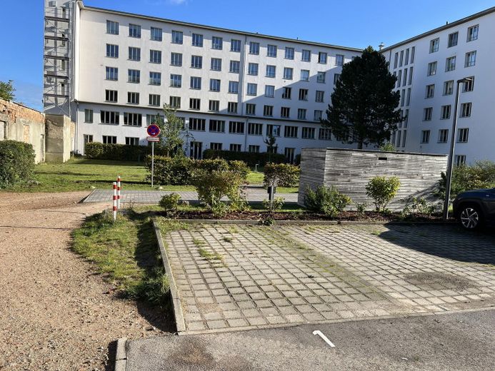 Außenstellplatz vor Gebäude