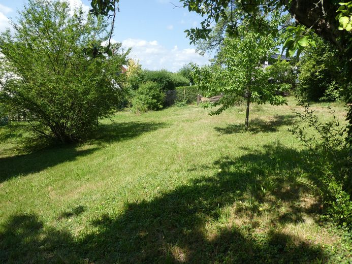 Beau terrain à bâtir avec petite maison à Possendorf – Wiese hinter dem Haus