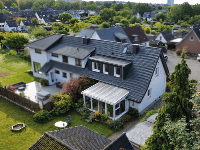 Reinbek'te 1.063 m² arsa üzerinde 170 m² yaşam ve kullanım alanına sahip, enerji açısından yenilenmiş yarı müstakil ev – Fotoğraf 1