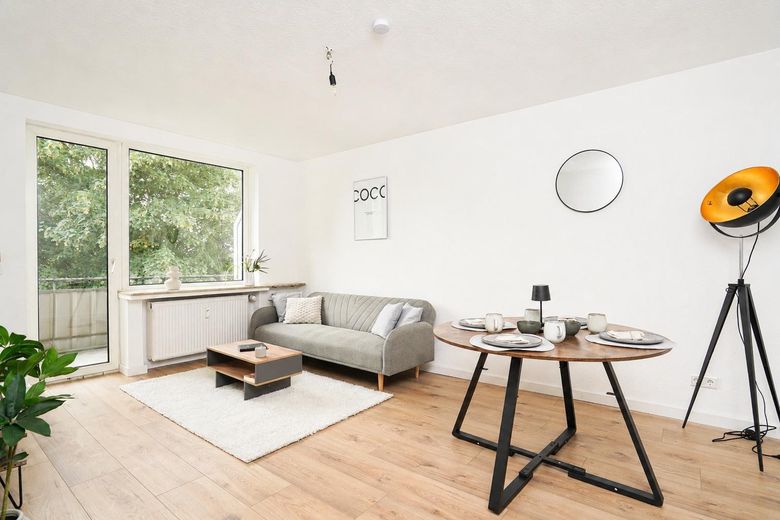 Erstbezug nach Sanierung - 2-Zimmer + neue Küche + Balkon + Garage – Wohnzimmer