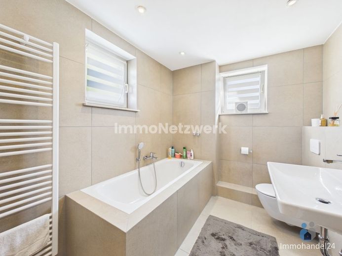 TOPLAGE***vollunterkellerte DHH mit Garage &amp; toller Wohnlage***NEU – Bad im 1.OG