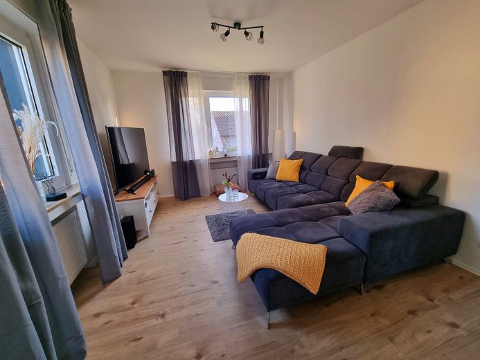 Bellissima casa bifamiliare con ampio giardino, piscina, garage, cucina componibile ecc. – Wohnzimmer