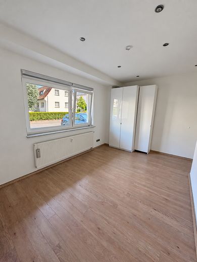 Komisyonsuz: Teraslı, konut amaçlı kullanılan bodrum katı ve hobi/sinema odalı 3,5 oda – Zimmer 2