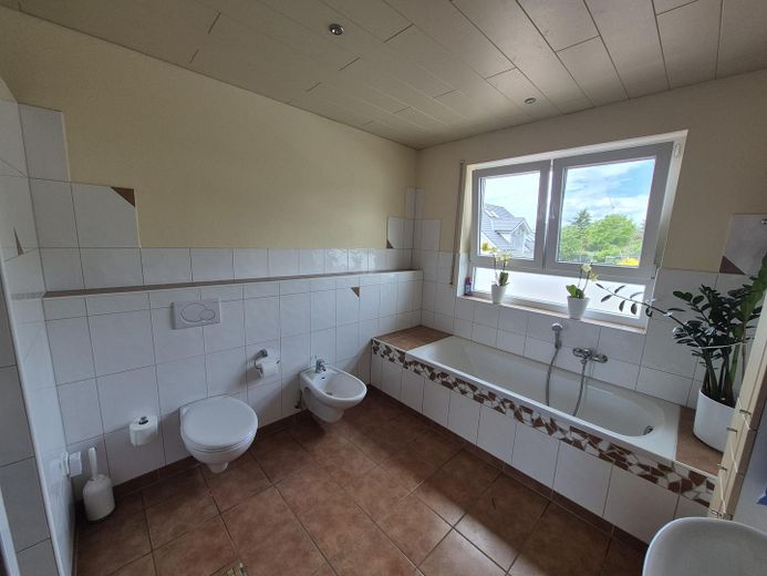 Top gepflegte Doppelhaushälfte in Becklem | 6 Zimmer | Wärmepumpe | PV-Anlage | A+ Energieeffizienz – Bad 1.OG