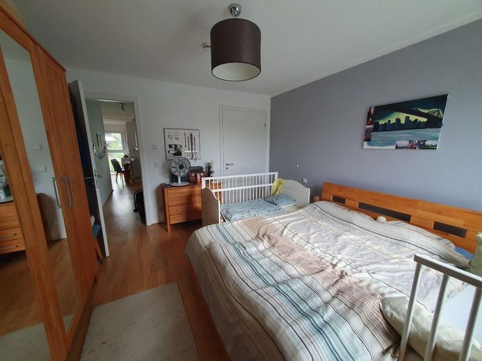 Moderno piso de 4 habitaciones con balcón, ascensor y plaza de garaje subterráneo en Thon – Schlafzimmer mit En Suite Bad
