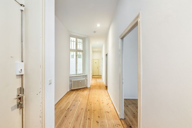 helle Altbau Wohnung in ruhiger, familienfreundlicher Westend Lage Berlins – Flur mit Fenster zum Lichthof