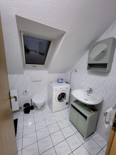 Frisch sanierte, möblierte, geräumige 1-Zimmer Wohnung in Neumarkt i.d.OPf. – Bad