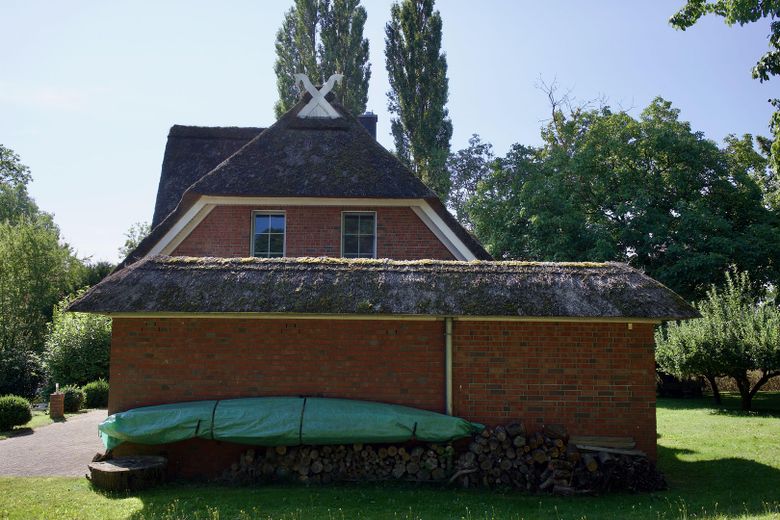 provisionsfrei: Reetdachhaus auf Traumgrundstück mit Meernähe & Ferienhaus-Potenzial – Südrügen – Haus u. Wirtschaftsgebäude