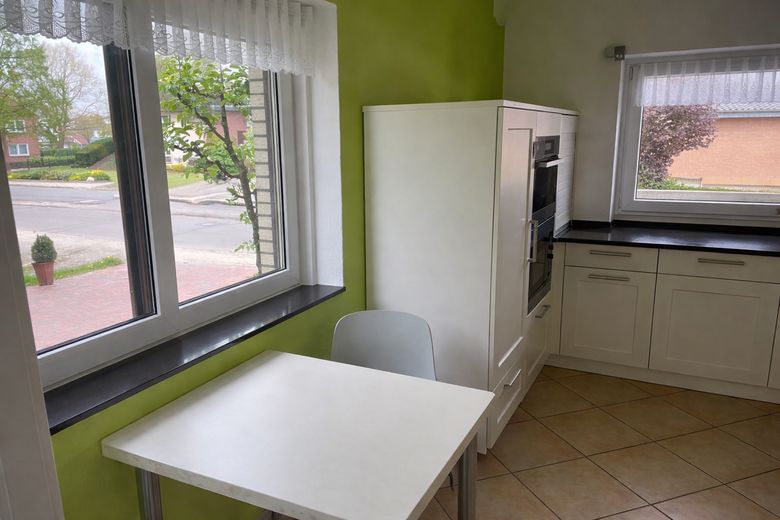 Exclusive House with Garage and Three Parking Spaces – Küchengeräte mit Essecke