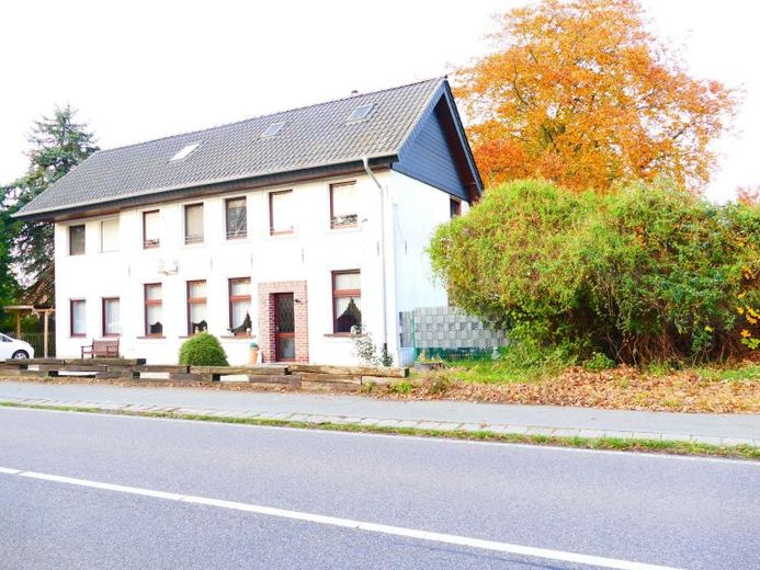 Geräumiges Zweifamilienhaus auf gut gelegenem Grundstück mit viel Platz zur persönlichen Entfaltung – Foto 1