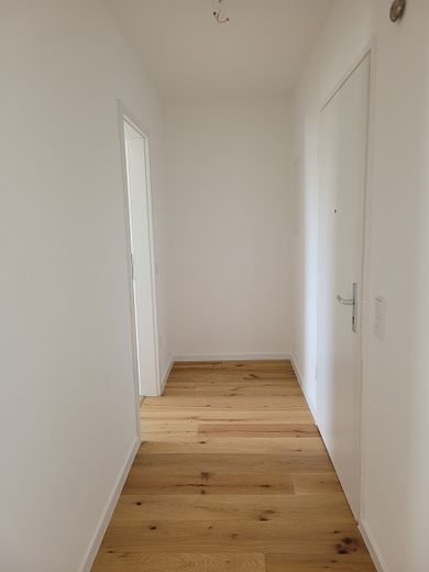 Sonniges Apartment nähe Tegernseer Platz (bezugsfrei) – Flur mit Abstellnische