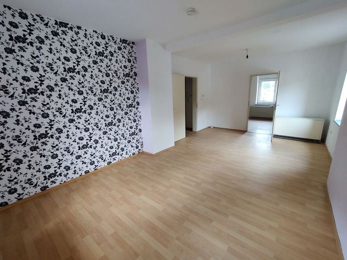 4 Zimmer, Küche und Bad zu vermieten in Pirmasens – Wohnzimmer2