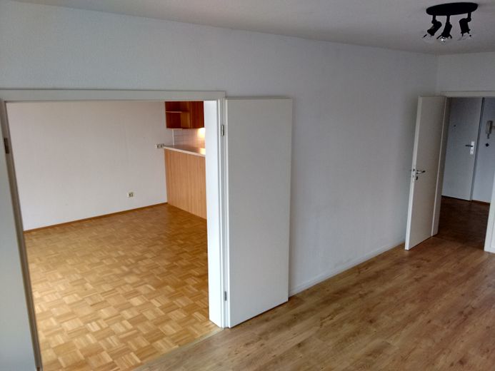 Vermietete 2-Zimmer-Wohnung mit Südbalkon & TG-Stellplatz in Top-Lage (Bj. 2001) – Zwischentür