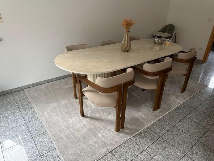 Raumwunder in Bestlage -Stillvolle DHH mit 7 Zimmern & TOP Energieeffizienz A+ – Essbereich