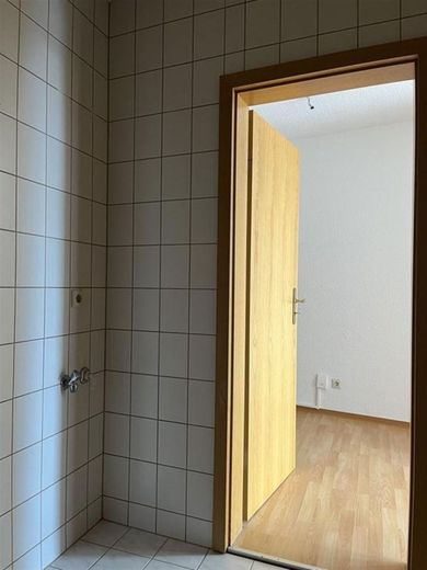 Helle und vermietete Maisonette DG 2-Zi. mit Balkon, Aufzug, Laminat, Wanne und Dusche in Bestlage * – Badtür