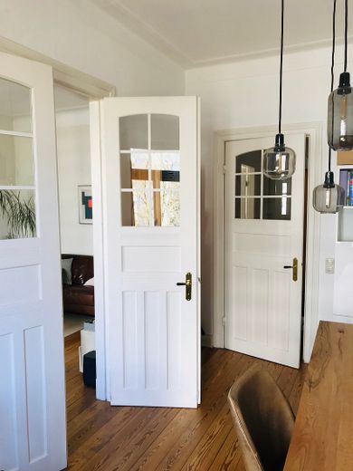 3 pok. mieszkanie w starej zabudowie Eimsbüttel, zmodernizowane, wysokie sufity, drewniane deski, sztukaterie, ok. 70 m², wolne/gotowe do zamieszkania – Wohn-/Esszimmer mit Doppeltür