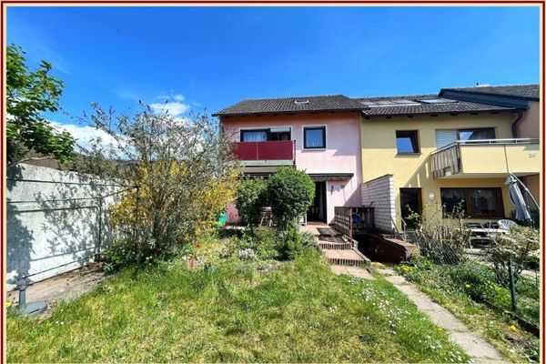 Renovierungsbedürftiges Reiheneckhaus mit Garage in Feucht!