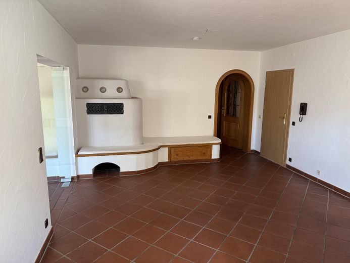 Gartenwohnung mit überdachter Terrasse und 5 Zimmern – Esszimmer