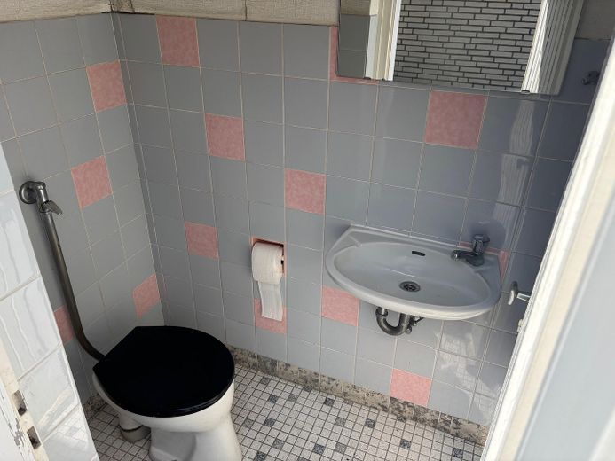 Bungalow mit großer Doppelgarage in ruhiger, zentraler Lage auf tollem Grundstück – Toilette in Garage