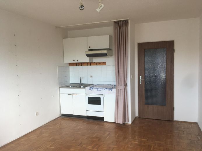 Küchenzeile & Tür zum Vorraum