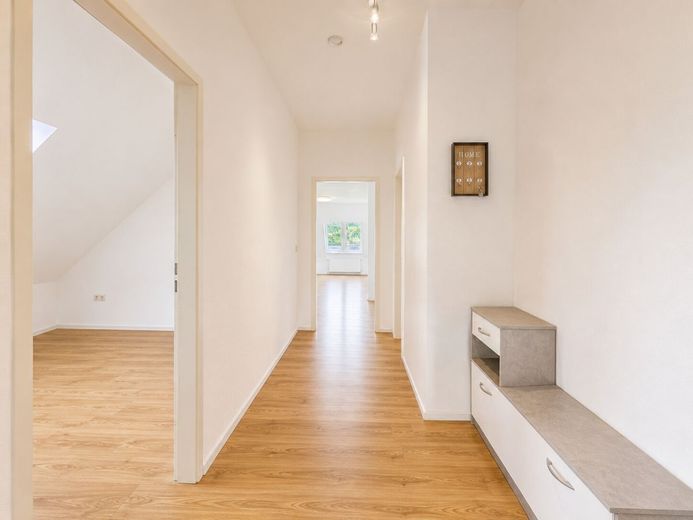 Einmaliges Wohnjuwel! 80 m² Wohnung - Loft-Charakter und 1A Veste-Coburg-Blick! Stellplatz mietbar – Großzügiger Flur