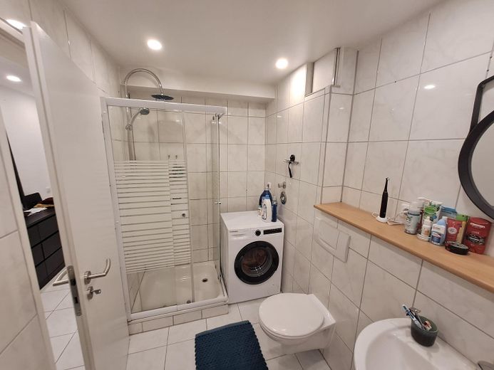 Attraktive Souterrainwohnug mit moderner Küche und Fußbodenheizung – Badezimmer