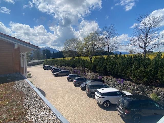 einzigartige Buero/Geschäftsräume im Allgäu bei Kempten, See- und Bergsicht und Business-Fengshui – gepflasteter Hof 