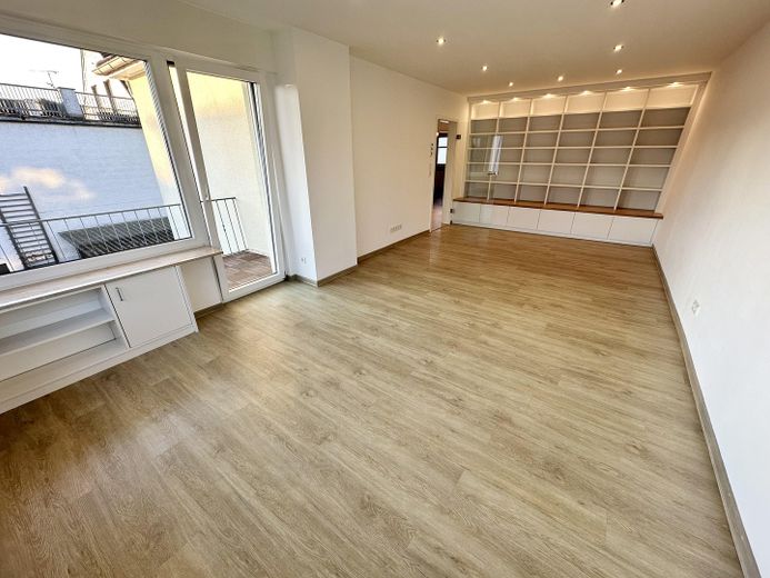 Hochwertig sanierte 4-Zimmer-Maisonette | 110 m² | 2 Bäder | Balkon | ruhige Lage an den Mainwiesen – Wohnzimmer OG