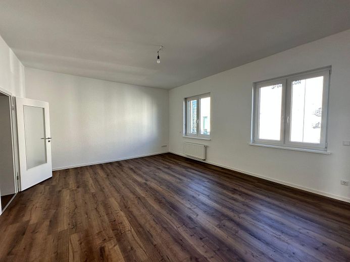 Prima occupazione dopo ristrutturazione completa – 133 m² | 3,5 locali | Posizione privilegiata sul Kaiserwall – Wohnzimmer