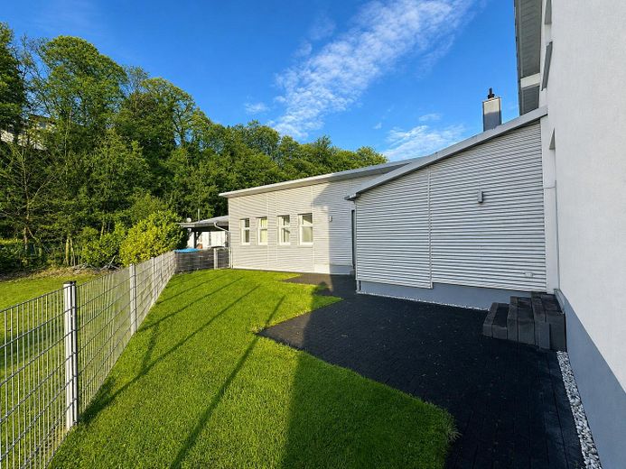 Modernes Wohnhaus mit separater Gewerbeeinheit in ruhiger Citylage – Rückseite Blick in den Garten