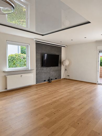 Komisyonsuz: Teraslı, konut amaçlı kullanılan bodrum katı ve hobi/sinema odalı 3,5 oda – Wohnzimmer TV Wand + Leinwand