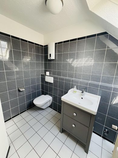 Dachterrasse mit Blick ins Grüne. Ganz oben. Ganz für sich. Ganz ruhig. Mitten im Wasserviertel. – Gäste WC