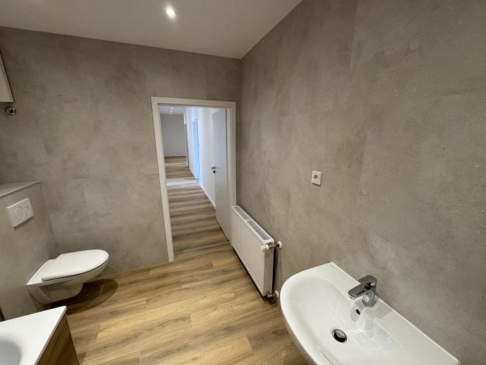 Helle und frisch sanierte 3 Zimmer Wohnung – Badezimmer
