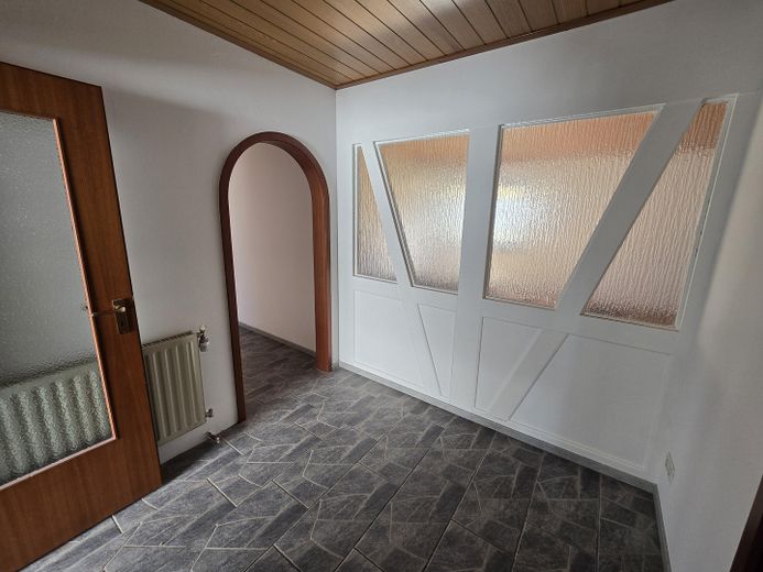 Einfamilienhaus mit kernsanierter Einliegerwohnung, Pool und Garage in Lustadt – Hauptwohnung Eingan 2