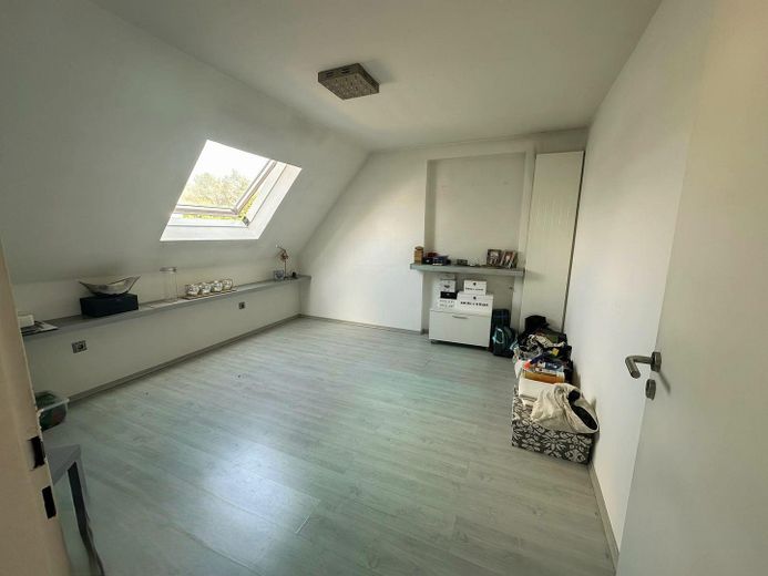 Wohnensemble aus zwei verbundenen Hausteilen – 244 m² Wohnfläche, Wintergarten & Sauna – Wohnzimmer Vorderhaus 1. Stock