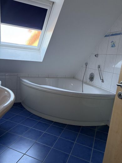 Großzügige Maisonette-Wohnungmit Balkon und eigenem Garten – Bad DG