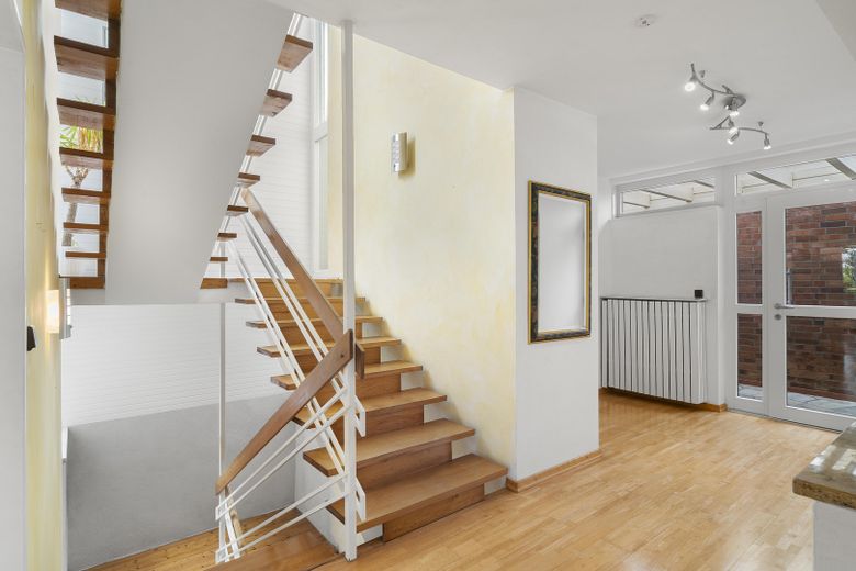 Großzügiges Wohnen auf über 280 m² Gesamtfläche – 611 m² Grundstück in begehrter Lage – Lichtdurchflutetes Treppenhaus