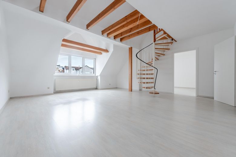 Loft-Feeling auf zwei Ebenen: Maisonette mit Galerie und Balkon mitten in Bensheim – Wohnzimmer